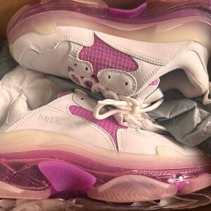 BRAND NEW BALENCIAGA Triple S Sneakers - Size 9/39